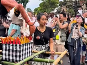 Momen Happy Salma dan Keluarga Ikut Mengarak Ogoh-ogoh di Ubud