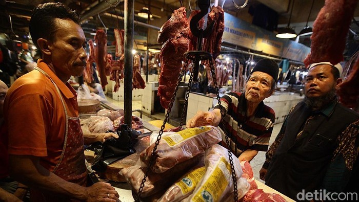 Harga Daging Sapi Naik Jelang Lebaran Harga daging sampai naik jelang Lebaran. Di Pasar Senen, Jakarta, harga daging sapi segar mencapai Rp 140 ribu per kilogram.