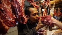 Menurut pedagang harga daging sapi mengalami kenaikan dari sebelumnya Rp 130 ribu menjadi pada kisaran Rp 140 ribu per kilogram.