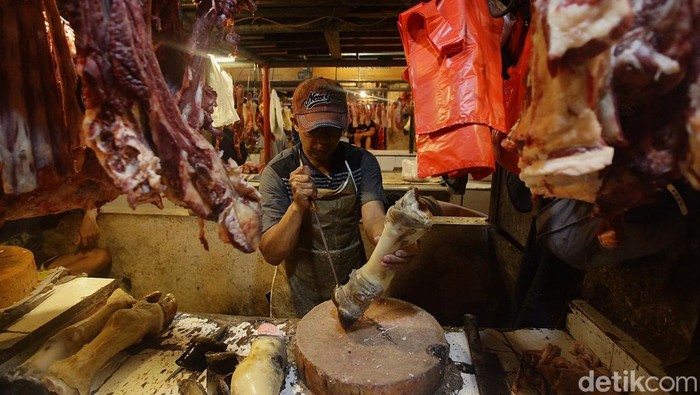Harga daging sampai naik jelang Lebaran. Di Pasar Senen, Jakarta, harga daging sapi segar mencapai Rp 140 ribu per kilogram.