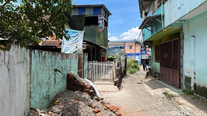 Heboh warga di Makassar bangun pagar dan teras di jalanan.