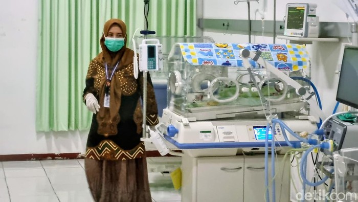 ibu di Ponorogo melahirkan di trotoar jalan