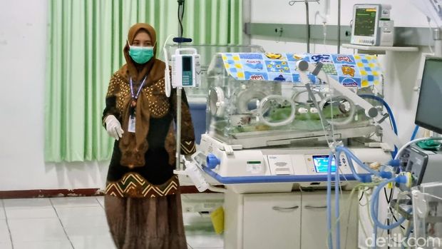 ibu di Ponorogo melahirkan di trotoar jalan