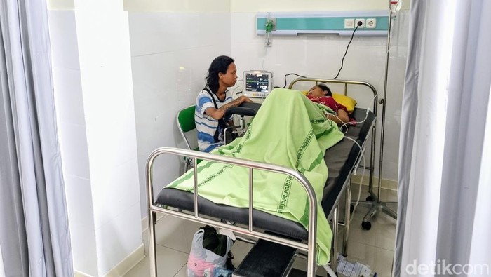 Ibu melahirkan di trotoar Ponorogo