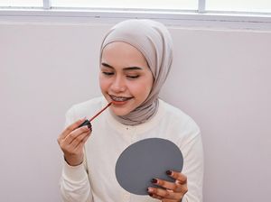 Bagaimana Hukum Wudhu bila Masih Ada Sisa Makeup di Wajah?