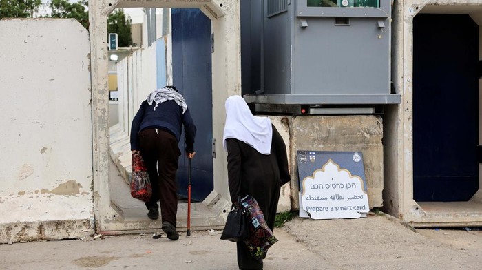 Ini Pos Pemeriksaan Israel yang Harus Dilewati Warga untuk ke Al-Aqsa Palestinians gather at an Israeli checkpoint, as they make their way to Al-Aqsa compound, also known to Jews as the Temple Mount, in Jerusalem's Old City, to attend the last Friday prayers during the Muslim holy fasting month of Ramadan, in Bethlehem in the Israeli-occupied West Bank, March 28, 2025. REUTERS/Mussa Qawasma