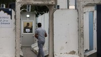 Pos ini mengontrol warga Palestina yang akan beribadah ke Masjid Al-Aqsa.