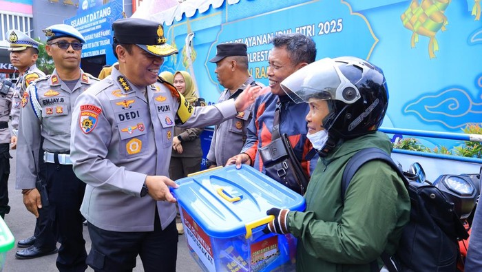 Irwasum Polri Komjen Dedi Prasetyo meninjau hari pertama puncak arus mudik Lebaran 2025, Jumat (28/3/2025).
