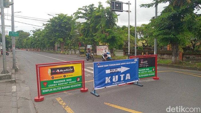 Beberapa motor terlihat melintas di Jalan Raya Tuban menuju ke Jalan Raya Kuta atau ke Jalan Kediri, Jumat (28/3/2025). (Aryo Mahendro/detikBali).