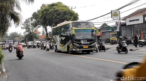Jalur Denpasar-Gilimanuk di wilayah Kabupaten Badung ramai lancar, Jumat (28/3/2025).
