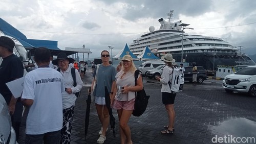 Kapal Scenic Eclipse II angkut 350 turis asing sandar di Larantuka, Flores Timur, Jumat (28/3/2025).