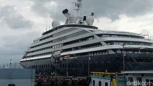 Kapal Scenic Eclipse II angkut 350 turis asing sandar di Larantuka, Flores Timur, Jumat (28/3/2025).