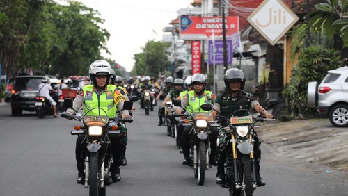 Kapolda Bali dan Pangdam IX/Udayana patroli menggunakan sepeda motor mengamankan pawai ogoh-ogoh, Jumat (28/3/2025).