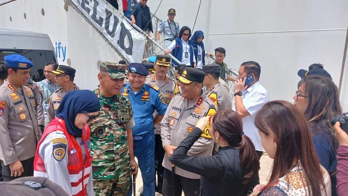 Kapolda Kepri Irjen Asep Safrudin, Danrem 033/Wira Pratama, Brigadir Jenderal TNI Bambang Herqutanto, serta forkopimda meninjau arus mudik di pelabuhan Bintang 99.(Alamudin /detikSumut)