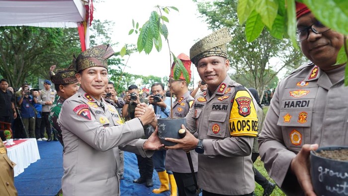 Kapolda Riau Irjen Herry Heryawan memulai pencanangan penanaman pohon.