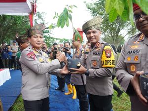 Tradisi Unik Polda Riau Beri Kado Pohon untuk Anggota yang Ultah