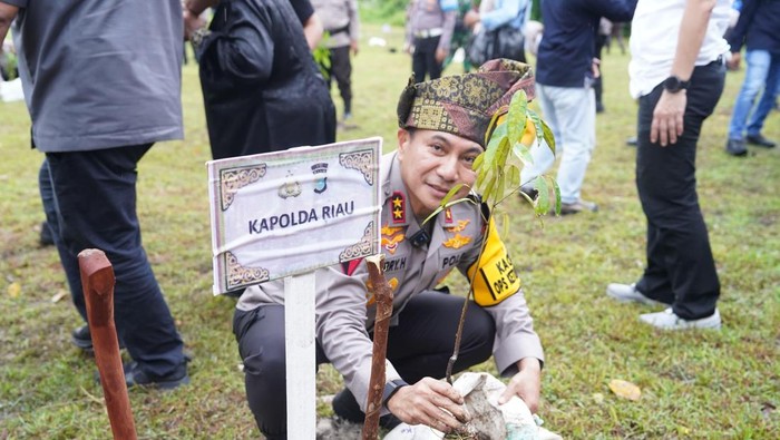 Kapolda Riau Irjen Herry Heryawan memulai pencanangan penanaman pohon.
