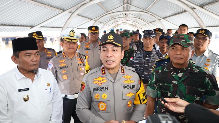 Kapolda Riau Irjen Herry Heryawan mengecek arus mudik pada H-3 Lebaran, Jumat (28/3/2025).