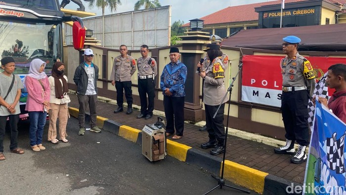 Kapolresta Cirebon, Kombes Sumarni saat melepas program mudik gratis
