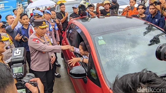 Kapolri pantauan di Kaliakkngkung Semarang dan sempat menyapa pemudik.