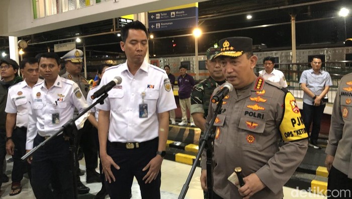 Kapolri Jenderal Listyo Sigit Prabowo meninjau stasiun Tugu Jogja, Jumat (28/3/2025) malam.