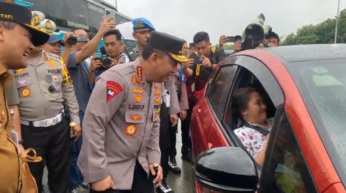 Kapolri Jenderal Listyo Sigit Prabowo menyapa para pemudik yang melintas di wilayah Semarang. Seorang ibu pengemudi mobil terlihat girang disapa orang Kapolri. (dok Polri)