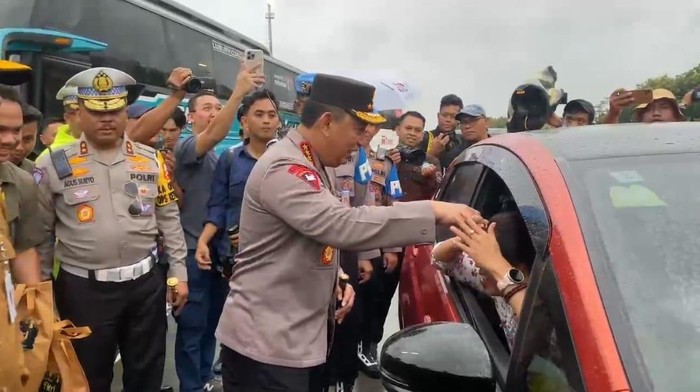 Kapolri Jenderal Listyo Sigit Prabowo menyapa para pemudik yang melintas di wilayah Semarang. Seorang ibu pengemudi mobil terlihat girang disapa orang Kapolri. (dok Polri)