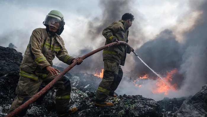 Petugas pemadam kebakaran berusaha memadamkan api yang membakar pabrik plastik di Kampung Bayur, Sepatan Timur, Kabupaten Tangerang, Banten, Jumat (28/3/2025). Kebakaran pabrik produsen biji plastik daur ulang itu berhasil dipadamkan setelah lima unit mobil pemadam kebakaran dikerahkan yang hingga kini penyebabnya masih dalam penyelidikan pihak berwajib dan tidak ada korban jiwa pada peristiwa tersebut. ANTARA FOTO/Putra M. Akbar/wpa.