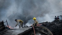 Kebakaran pabrik produsen biji plastik daur ulang itu berhasil dipadamkan setelah lima unit mobil pemadam kebakaran dikerahkan.