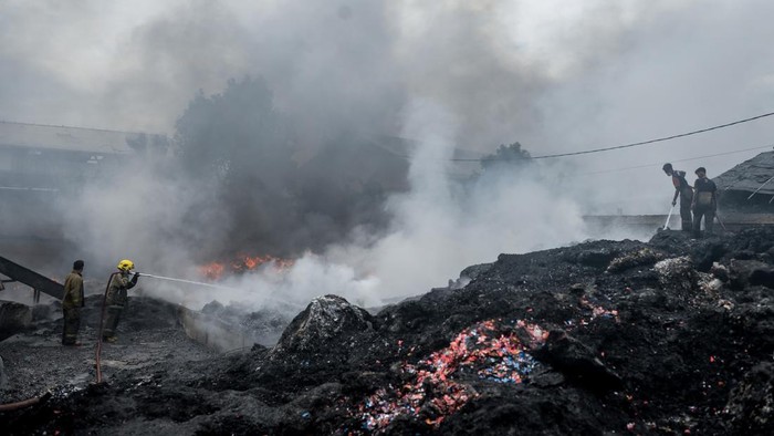 Kebakaran pabrik plastik di Tangerang Petugas pemadam kebakaran berusaha memadamkan api yang membakar pabrik plastik di Kampung Bayur, Sepatan Timur, Kabupaten Tangerang, Banten, Jumat (28/3/2025). Kebakaran pabrik produsen biji plastik daur ulang itu berhasil dipadamkan setelah lima unit mobil pemadam kebakaran dikerahkan yang hingga kini penyebabnya masih dalam penyelidikan pihak berwajib dan tidak ada korban jiwa pada peristiwa tersebut. ANTARA FOTO/Putra M. Akbar/wpa.