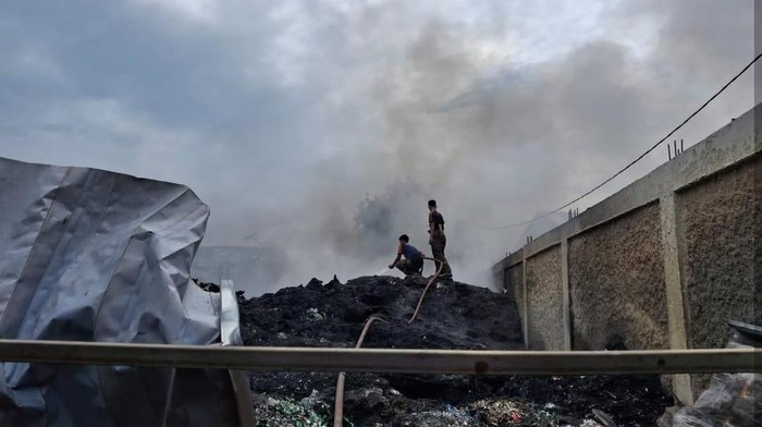 Kebakaran pabrik plastik di Tangerang, Padam.