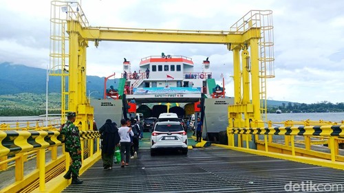 Kendaraan dan pemudik hendak memasuki kapal di Pelabuhan Kayangan, Lombok Timur, NTB, Jumat (28/3/2025).