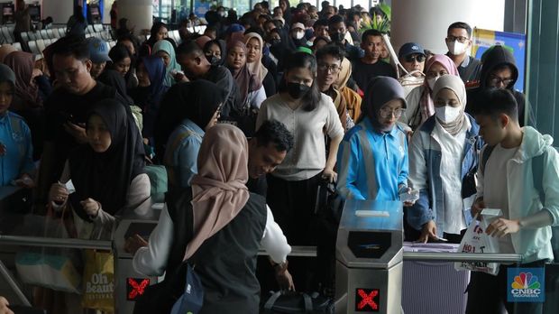 Kendaraan roda empat antre menaiki kapal di Pelabuhan Merak, Cilegon, Banten, (28/3/2025). Kepadatan Pelabuhan Merak berangsur terurai pada H-3 Lebaran. (CNBC Indonesia/Muhammad Sabki)