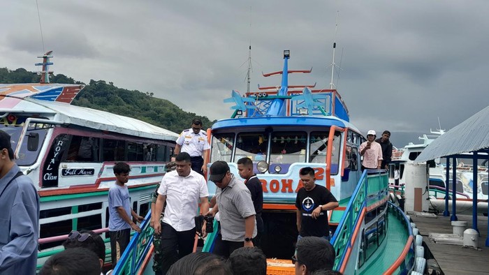 Keterangan foto: Gubsu Bobby Nasution mengecek izin kapal di pelabuhan Ajibata Danau Toba (Nizar Aldi/detikSumut)