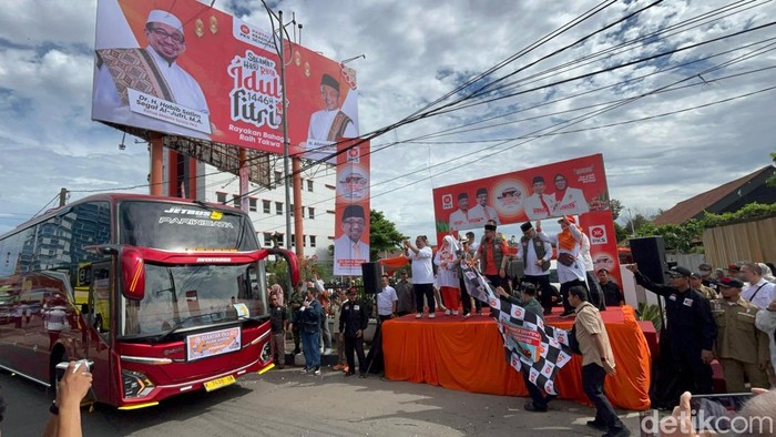 Ketua Majelis Syuro PKS, Salim Segaf Aljufri, melepas keberangkatan 4.000 peserta mudik gratis. Menurutnya, mudik gratis ini wujud pelayanan PKS ke masyarakat. (Rumondang/detikcom)