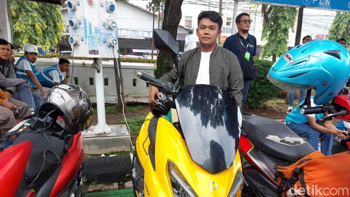 Khaerudin (34) seorang pengguna sepeda motor listrik untuk mudik Lebaran 2025