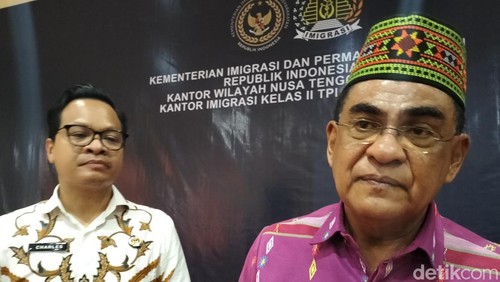 Wakil Ketua Komisi XIII DPR RI Andreas Hugo Pareira (kanan) di Kantor Imigrasi Labuan Bajo, Jumat (28/3/2025). (Ambrosius Ardin)