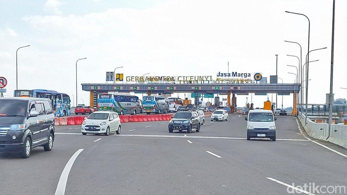 Kondisi lalin Exit Tol Cileunyi, Kabupaten Bandung, Jumat (28/3/2025).