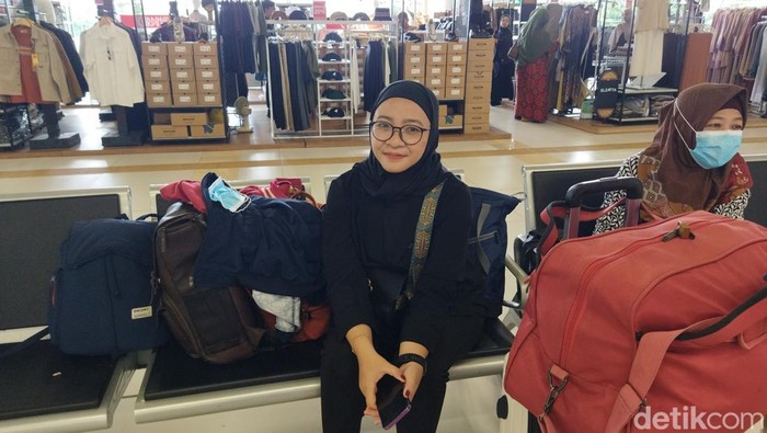 Lia mudik naik Whoosh ke kampung suaminya di Kota Bandung. Lia turut mengajak kedua orang tuanya yang berasal dari Malang (Kurniawan Fadilah/detikcom)