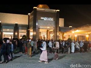 Ribuan Jemaah Padati Masjid Namira untuk Itikaf