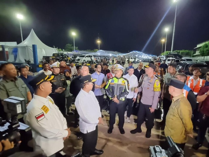 Menhub, Kakorlantas, Dirut Jasa Raharja tinjau Pelabuhan Merak malam ini (Taufik/detikcom)