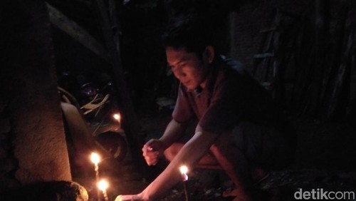 Foto : Warga di Bima, menyalakan ilopeta di sekitar rumah tiga hari menjelang Idul Fitri, Jumat, (28/3/2025). (Dok. Rafiin/detikBali)