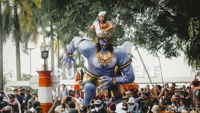 Pawai ogoh-ogoh digelar di Cinere, Depok, Jawa Barat, Jumat (28/3). Pawai yang menampilkan lebih dari lima ogoh-ogoh itu digelar dalam rangka memperingati Hari Raya Nyepi 2025.