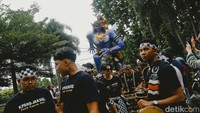 Patung ini biasanya menggambarkan makhluk-makhluk mitologi, roh jahat, atau simbol-simbol negatif.