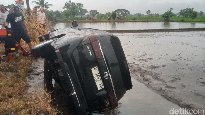 Mobil Inova masuk ke sawah di Pundungan, Juwiring, Klaten, Jumat (28/3/2025).