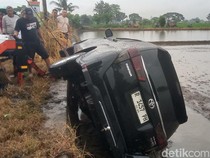 Hampir Sampai Rumah, Innova Pemudik dari Kebumen Masuk Sawah Juwiring Klaten