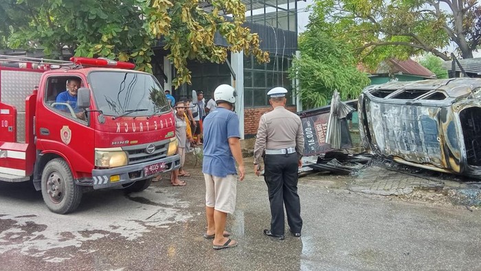 Mobil terbakar setelah tabrak kios bensin eceran di Kupang, Jumat (28/3/2025).