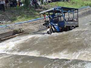 Ditabrak Fortuner, Motor Roda 3 Nyemplung Sungai di Jombang
