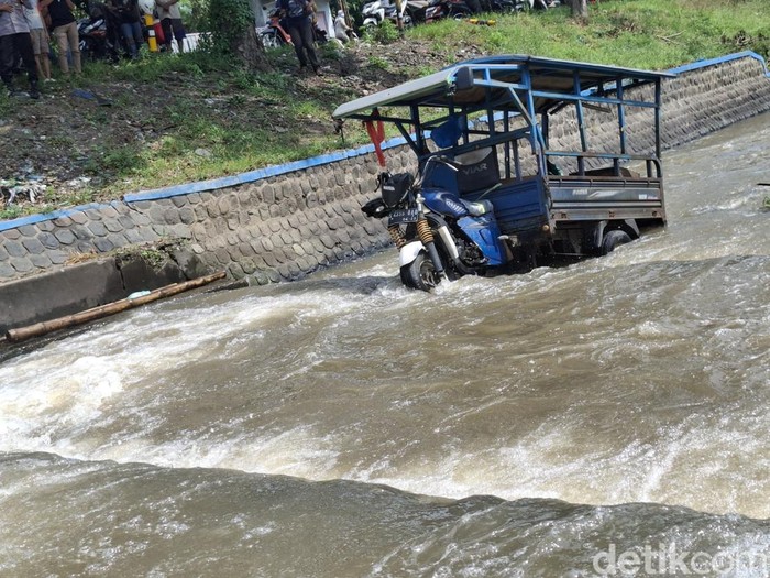 Motor roda tiga nyemplung sungai di Jombang