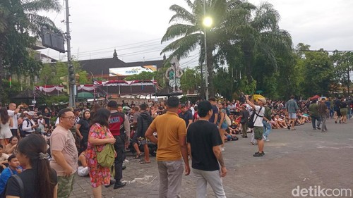 Warga lokal dan wisatawan membeludak di kawasan Patung Catur Muka, pusat Kota Denpasar, Jumat (28/3/2025).